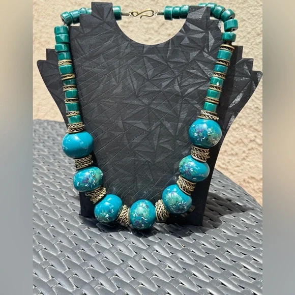 Ceramic beaded vintage necklace  featuring a painted floral design - Picture 2 of 5